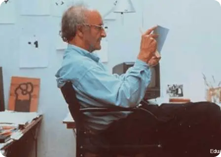 Bildhauer Eduardo Chillida im Profil sitzend