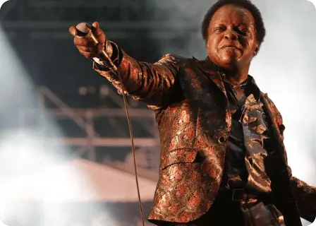 Sängerin zeigt Mikrofon auf einem Jazzfestival