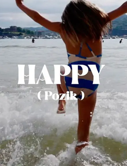 Glückliches Mädchen läuft lachend ins Wasser