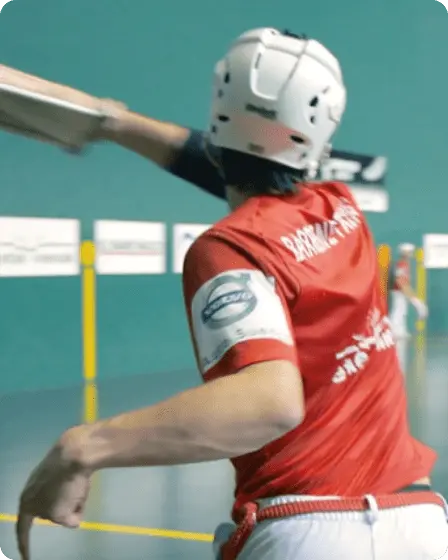 Pelotari spielt Saski-Pelota mit Korb