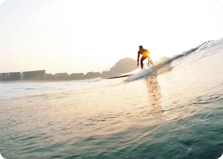 Surfer reitet eine Welle am Strand von San Sebastián